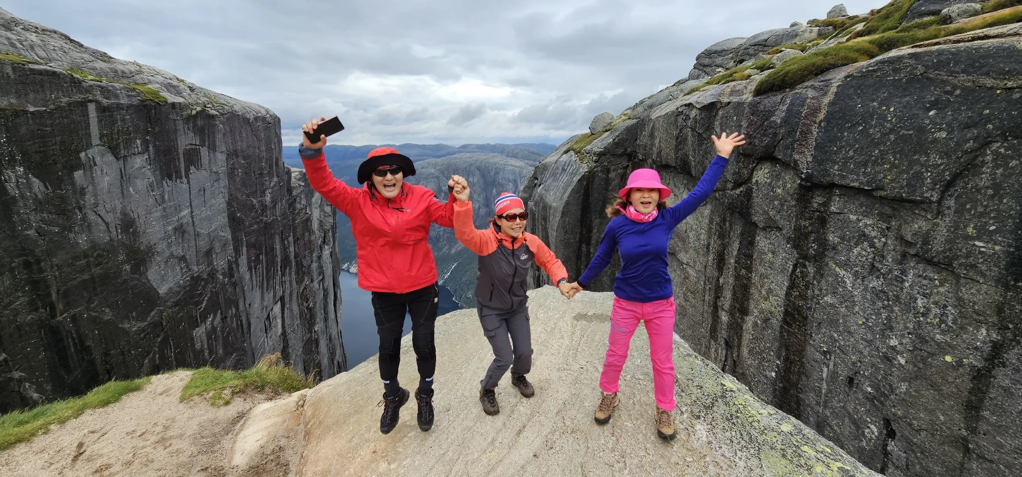 South korea groups guiding to kjeragbolten