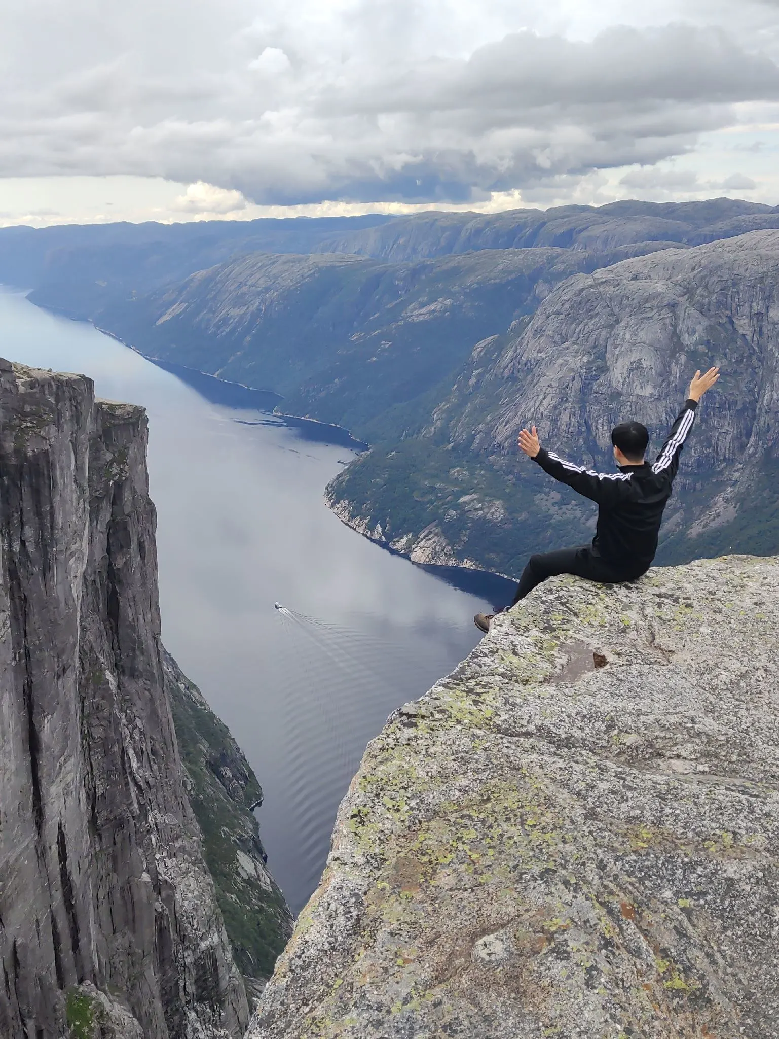 Tour guide kjerag lysefjorden troll adventure