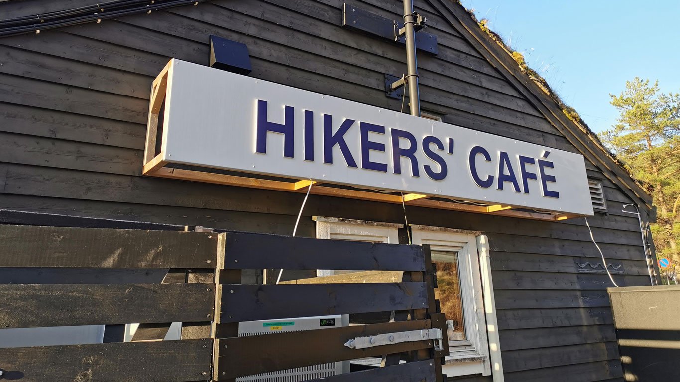 Sign-basecamp-hikers-cafe-pulpit-rock-start-trail-1366x768
